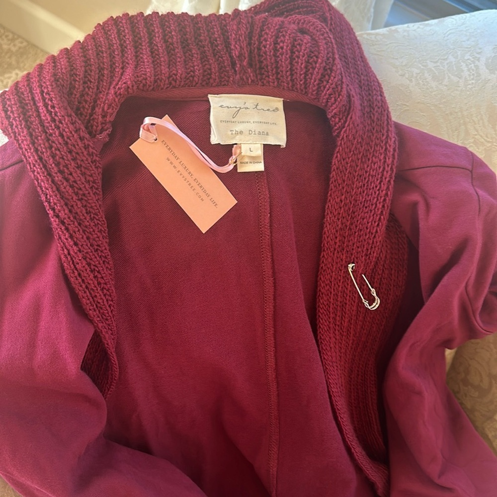 Evy’s Tree The Diana hooded wrap. Size L Brand new!